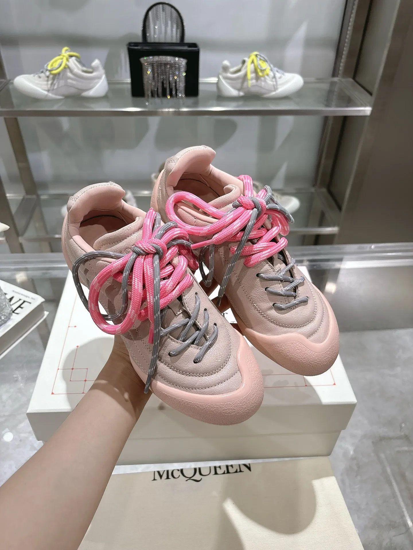 p580💰Couple model 𝐀𝐥𝐞𝐱𝐚𝐧𝐝𝐞𝐫 𝐌𝐜𝐐𝐮𝐞𝐞𝐧#/Alexander McQueen’s latest Flexion series, retro, casual, sneakers, original purchase, development, production, this Flexion Off Low-top sneakers in white grained leather with varying sized laces and an anatomically inspired lightweight segmented sole. The reverse skull pattern is embossed on the heel. Fabric: Original customized imported first-layer cowhide. Lining: Customized imported breathable mesh lining. Sole: Original open-molded non-slip TPU material. Bottom thickness: 2CM. Size: #Female size 35-40 (40 customized, non-refundable) #Men’s code 39-45 (45 customized, non-refundable)